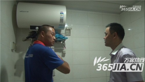 开云集团有限公司官网售后正在为刘师傅讲解电热水器的安全使用规范